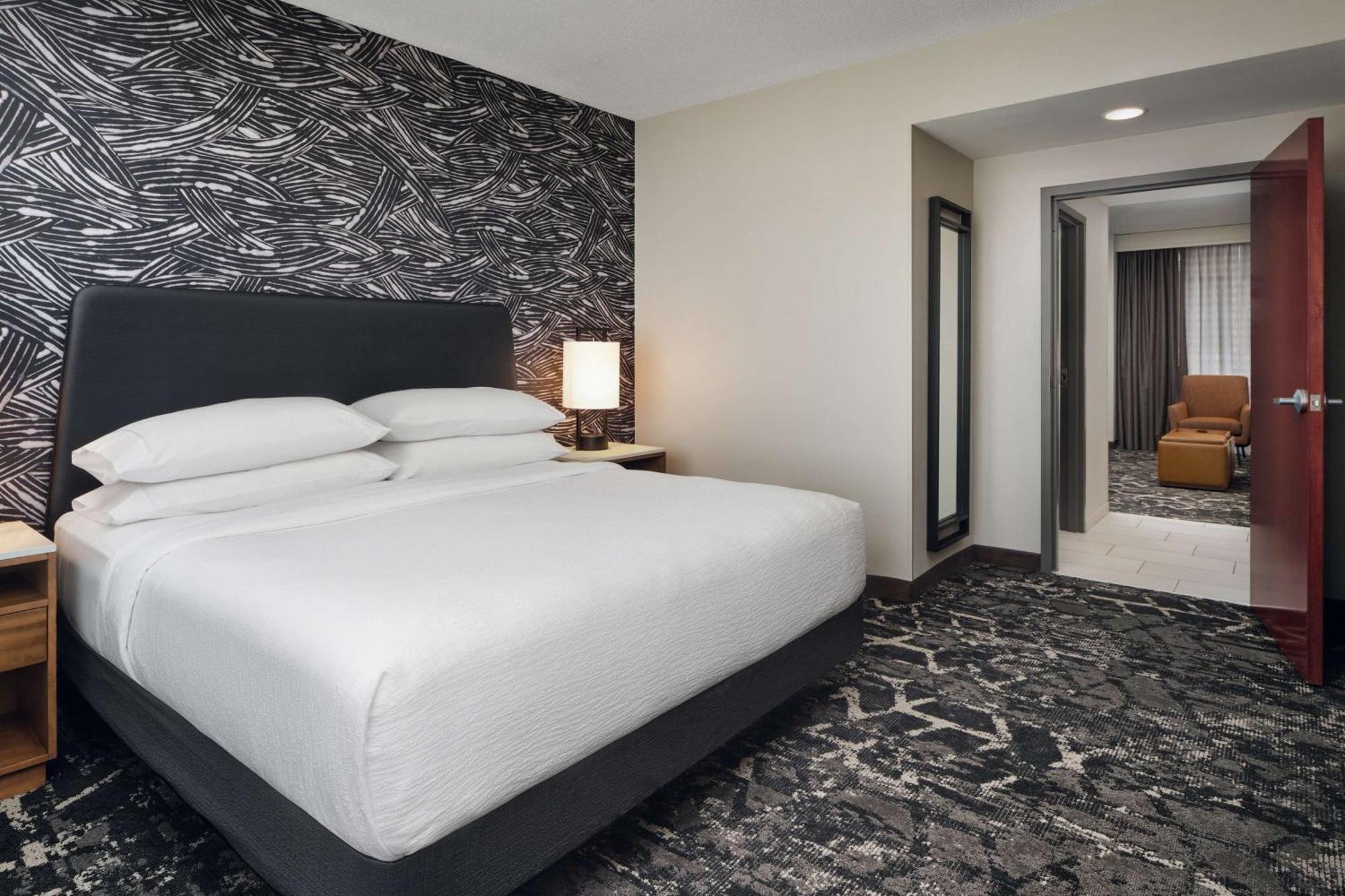 Embassy Suites By Hilton Hampton Convention Center Экстерьер фото