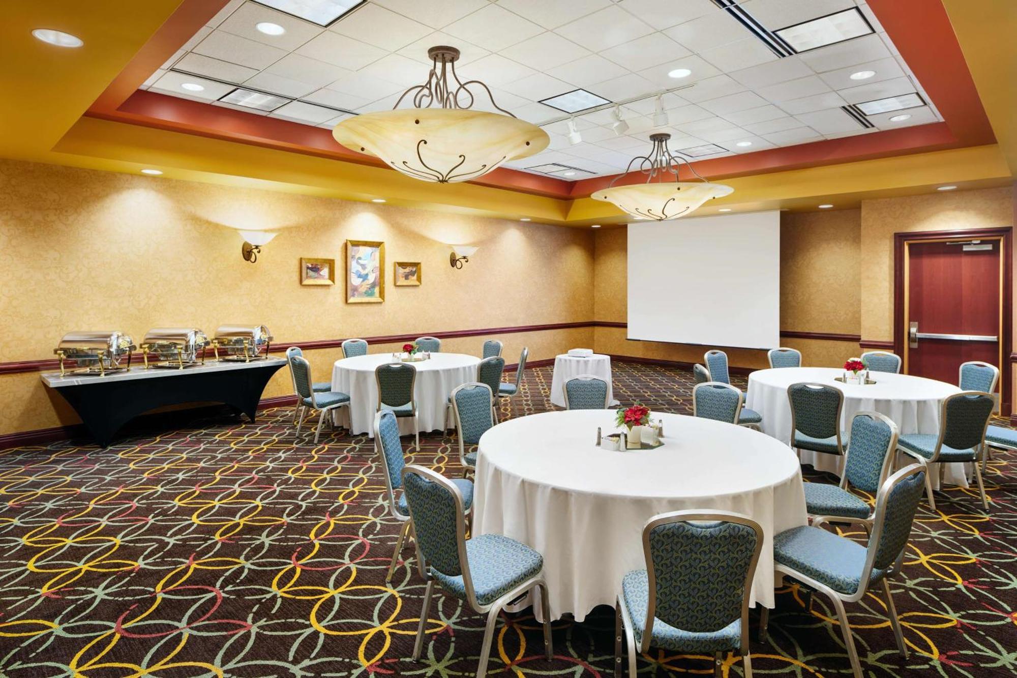 Embassy Suites By Hilton Hampton Convention Center Экстерьер фото